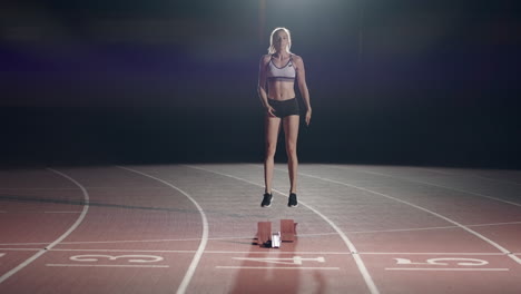 Atletas-Femeninas-Calentando-En-La-Pista-De-Atletismo-Antes-De-Una-Carrera.-En-Cámara-Lenta.-Mujer-Corredora-En-Pista-De-Atletismo-En-Cuclillas-En-La-Parrilla-De-Salida-Antes-De-Una-Carrera.